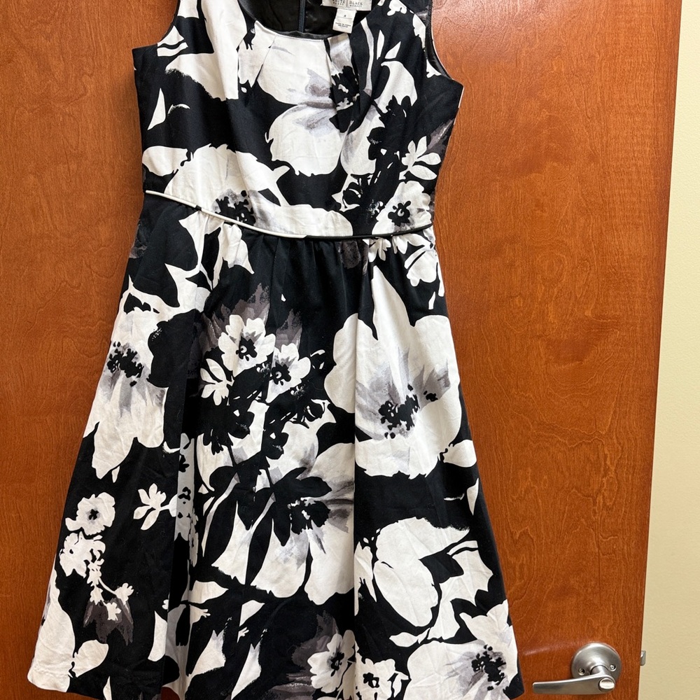 White House Black Market Monochrome Floral Dress Sz 8 - Picture 5 of 12